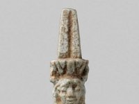 Aeg F 131  Aeg F 131, 26. Dynastie, Nefertem, Fayence, H 3,7 cm, B 1,3 cm, T 2,6 cm : Bestandskatalog Ägypten, Museumsfoto: Claus Cordes